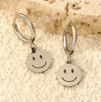 Boucles d'oreilles créoles pendantes Smiley Face avec breloques cœur et visage souriant