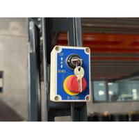 Système de stationnement mécanique à deux poteaux pour deux véhicules, idéal pour les cours résidentielles haut de gamme