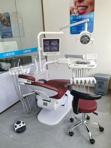 Ensemble de fauteuil dentaire électrique de luxe avec structure métallique certifié CE pour le diagnostic et le traitement dentaire - Product Image 1