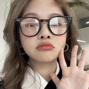 Gafas O1-6148 con Filtro de Luz Azul, Montura Cuadrada Completa Negra para Mujer, con Remaches Punteados Irregulares, Hechas en Taizhou - Product Image 3