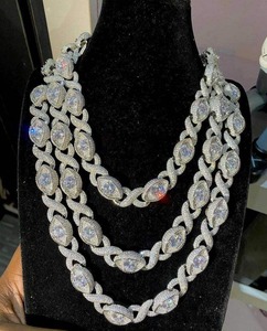 Chaîne cubaine en moissanite diamantée, best-seller, avec pierres étincelantes pour une collection de bijoux moderne, disponible à prix réduit - Product Image 4