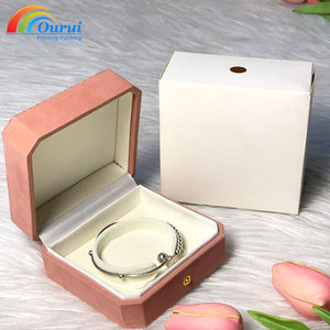 Estuche de Joyería Octagonal Premium en Stock con Cierre de Botón para Anillos y Brazaletes en Acabado de Terciopelo Rosa, Elegante Caja de Almacenamiento - Product Image 6