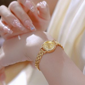BS-FA1897 นาฬิกาข้อมือผู้หญิงหรูหรา ดีไซน์เรโทรเรียบง่ายทันสมัย สีทองและสีเงิน ขนาด 32 มม. ตัวเรือนโลหะผสม ระบบควอตซ์ - Product Image 3