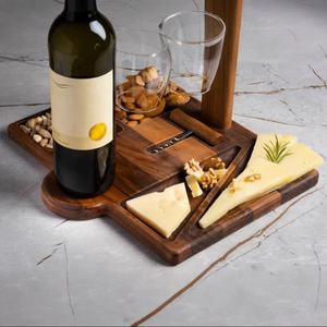 Planche à fromage en bois gravée sur mesure avec porte-bouteilles, ensemble de service pour charcuterie, cadeau haut de gamme pour l'inauguration d'une maison, un mariage et les amateurs de vin - Product Image 4