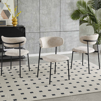Chaise de salle à manger en velours bouclé - Moderne, dossier incurvé blanc, rembourrée avec pieds en métal noir