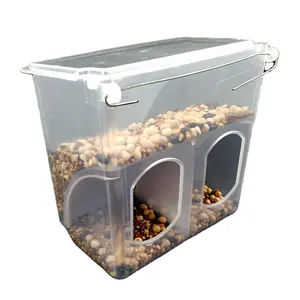 Alimentador automático de comida para pájaros de plástico de dos orificios de fábrica al por mayor para uso de aves palomas dentro de la jaula exterior