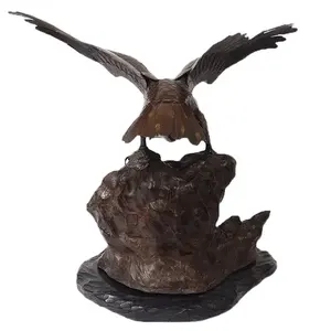 Venta al por mayor de fábrica escultura de metal águila fundida escultura animal de bronce al aire libre personalizada