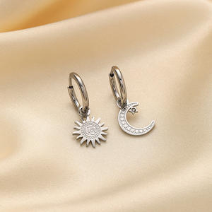 Pendientes de Aro con Dijes de Sol, Luna y Estrella, en Acero Inoxidable con Baño de Oro PVD de 18k, Resistentes al Agua, Modernos, para Mujer - Product Image 4