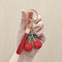 Porte-clés cerise en strass brillant avec sangle tressée, breloque de sac en cristal pour femme, vente en gros