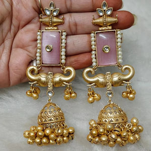 Pendientes colgantes contemporáneos chapados en oro, conjunto de joyas de latón para ropa informal, ropa de oficina étnica de la India - Product Image 1