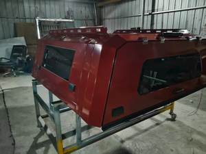 Camionnette noire personnalisée Toyota <span class=keywords><strong>Hilux</strong></span> de haute qualité avec verrouillage étanche boîte arrière en alliage d'aluminium à toit rigide de couleur rouge - Product Image 2