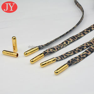 Aglet rond personnalisé en tube de couleur or brillant avec logo 3D en relief et extrémité plate pour sweat-shirt, usine de vêtements de marque - Product Image 2