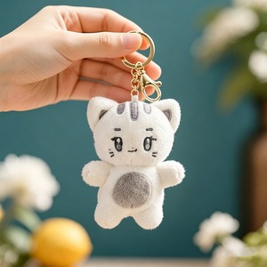 Lindo y Adorable Peluche <span class=keywords><strong>de</strong></span> Gato <span class=keywords><strong>de</strong></span> Ojos Grandes Abrazable, Colgante para Bolso <span class=keywords><strong>de</strong></span> Pareja, Llavero Creativo <span class=keywords><strong>de</strong></span> Gato Pequeño con Diseño <span class=keywords><strong>de</strong></span> Manzana - Product Image 2
