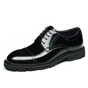 Zapatos de cuero para negocios - Zapatos de hombre estilo inglés con grabado, hechos de cuero genuino, con cordones retro de piel de vaca - Product Image 1