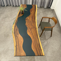 Table à manger moderne sur mesure en bois massif à bord vif avec époxy et rivière (noyer d'Amérique du Sud)