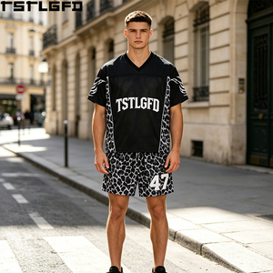 Ensemble deux pièces sportif OEM/ODM imprimé léopard en jersey, col en V, respirant, avec empiècements en maille, t-shirt et short, vente en gros - Product Image 1