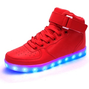 Chaussures de sport montantes rétro à lacets lumineuses à LED pour hommes adultes, dorées, vente en gros - Product Image 2