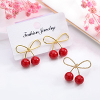 Pendientes de Perlas Delicados y Elegantes con Baño de Oro de 18K para Mujer, Pendientes de Acero Inoxidable con Diseño de Lazo para Chica