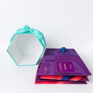 Foglio di oro rosa personalizzato che timbra esagonale pieghevole scatola di carta rigida cieca imballaggio con nastro colorato - Product Image 2