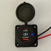 Prise de courant carrée à montage en surface avec ports USB-A et USB-C étanches et câble pour camping-car, bateau, caravane