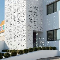 Panneau Mashrabia en aluminium sculpté CNC moderne, façade métallique décorative découpée au laser pour la décoration intérieure et extérieure d'hôtels (vente en gros)
