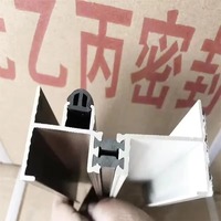 Joint d'étanchéité flexible en mousse EPDM pour fenêtre et porte en bois