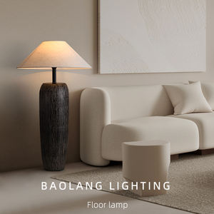 Le lampadaire au côté du canapé dans un salon de style wabi-sabi, conçu par Song Meixue, est un élément décoratif d'inspiration zen. - Product Image 4