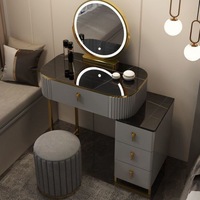 Table de toilette blanche cannelée moderne avec miroir LED rond et tiroirs dorés pour chambre d'hôtel, appartement, coiffeuse