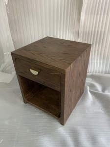 Table de chevet en placage de frêne à 1 tiroir, meuble de chambre en bois avec poignée en fer pour usage domestique ou hôtelier - Product Image 4