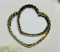 Collection de vaisselle en céramique blanche de luxe, support à gâteau en forme de cœur, carré, rond et à étages avec bord doré pour mariage et repas à domicile