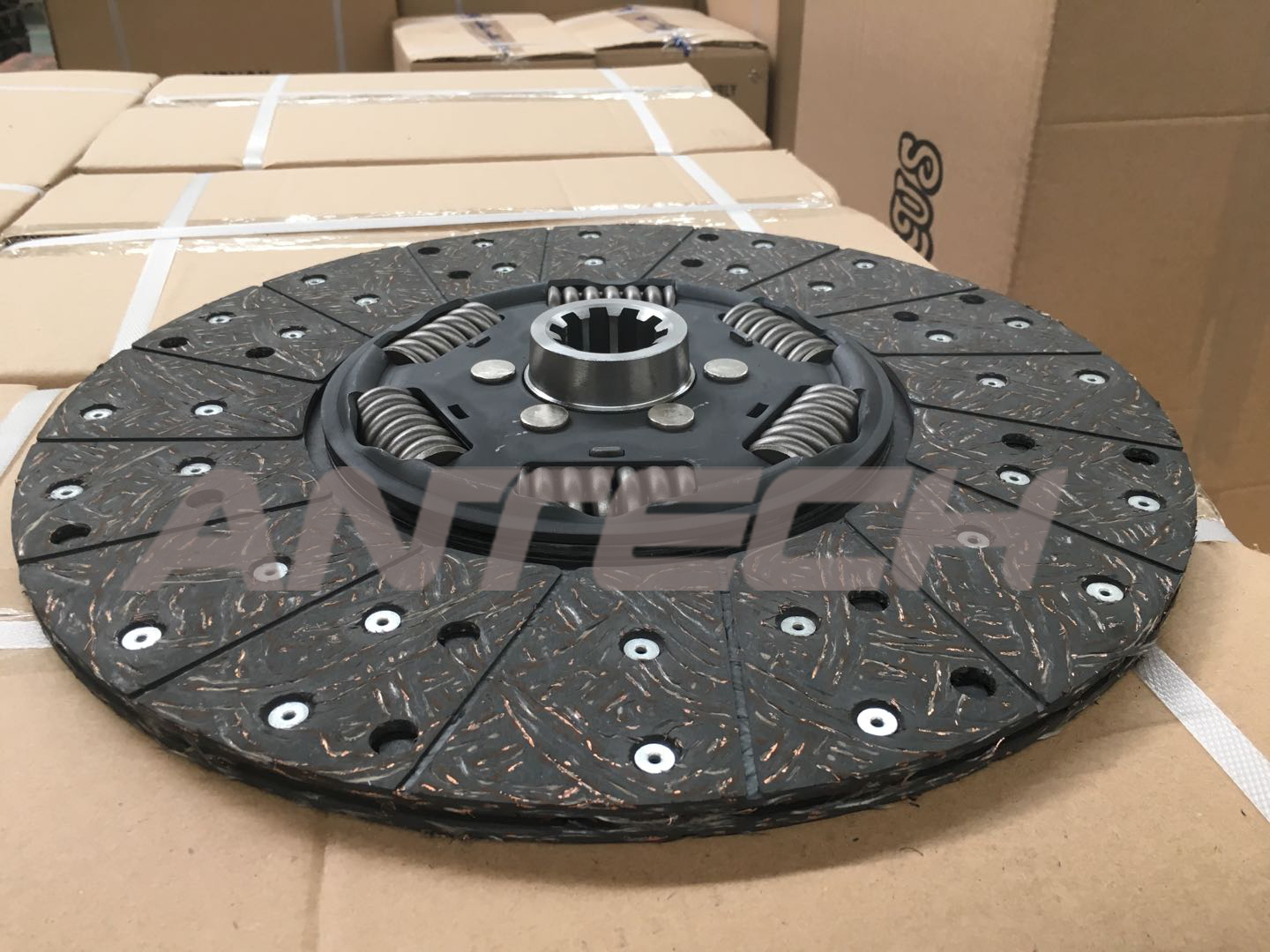 clutch disc .1878 001 501 . 1878 002 599. 1878 002 307.3151000 079. use for MAZ, PAZ, KAMAZ, KAVZ, YUTONG, AVIA TRUCK