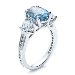 Anello di Fidanzamento F158 per Donna con Diamante Naturale Taglio Ovale e Diamanti Laterali, Colore D, Fascia in Oro Bianco - Product Image 1