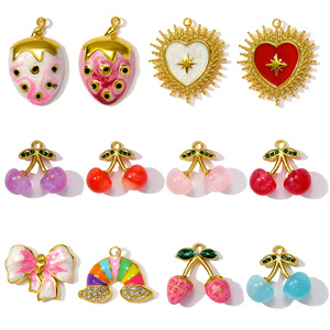 Collection Berry Feast |   Pendentifs en acier inoxydable plaqué or 18 carats PVD pour la fabrication de bijoux DIY |   Breloques colorées fraise et cerise - Product Image 3