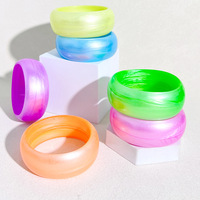 Pulseras y Brazaletes de Acrílico Transparente Brillante con Diseño de Vetas de Seda Suave y Efecto Pastel Caramelo, Joyería de Moda 2027, Brazalete Ancho de Resina Gruesa