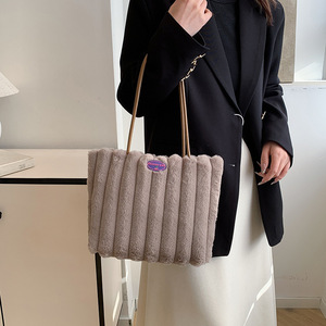 Sınır Ötesi Yeni Dört Mevsim Peluş Sokak Stili Şık Modaya Uygun Trend Büyük Kapasiteli Omuz Çantası - Product Image 3