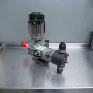 Pompa Dosatrice a Pistone Neo 204 L/H Testa in PVC 8 Bar 50-60 Hz Italia - Product Image 2