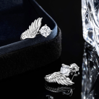 Boucles d'oreilles clous pour femmes en argent sterling 925, motif ailes d'ange incrustées de zirconiums, plaqué rhodium, vente en gros, best-seller