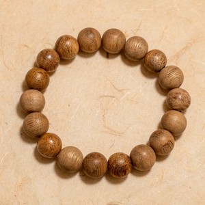 ลูกปัดไม้กฤษณาธรรมชาติรุ่นใหม่ ของขวัญแทนใจ สร้อยข้อมือไม้กฤษณา AL-T10-0002 สำหรับทุกเพศ ขนาด 10 มม. สีสันโดดเด่นจากเวียดนาม - Product Image 2