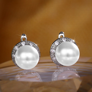 Orecchini semplici rotondi con pietre scintillanti effetto perla per donna, eleganti gioielli da indossare tutti i giorni - Product Image 4