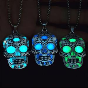 Collier pendentif crâne en sucre phosphorescent pour le Jour des Morts mexicain, style Hip Hop pour hommes, vente en gros - Product Image 1