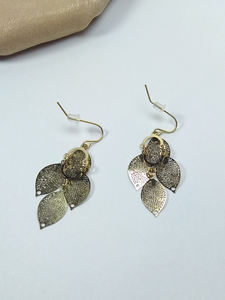 Boucles d'oreilles de feuillage creux d'épissage classique à la mode Boucles d'oreilles populaires pour femmes de tempérament exquis et élégant - Product Image 4