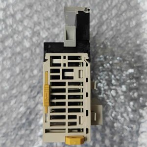 Controlador PLC OM RON CJ1W-DA08C, Unidad de E/S Analógica Serie CJ, Nuevo en Stock - Product Image 2