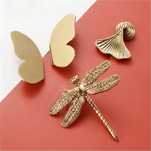 明るい金色の真鍮製ヨーロピアンスタイルミニマリストキャビネットプルハンドル、クラシックな軽贅沢な引き出しロングハンドルキャビネットノブ - Product Image 4