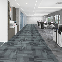 Dalles de moquette PVC commerciales au design moderne 50x50, ignifuges, à boucles, amorties pour bureaux, chambres et couloirs