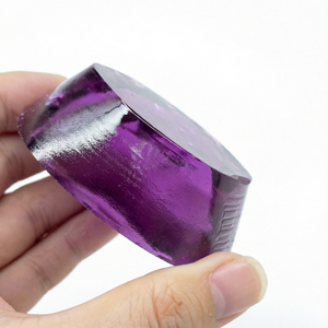 พลอยแซฟไฟร์สังเคราะห์สีม่วงแบบหยาบ คอรันดัม พลอยดิบสำหรับทำเครื่องประดับ คุณสมบัติเปลี่ยนสีเมื่อโดนแสง - Product Image 1