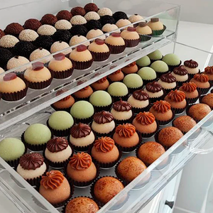 Hộp trưng bày bánh ngọt bằng <span class=keywords><strong>acrylic</strong></span> trong suốt đặt làm riêng có nắp, kiểu thang bậc bằng nhựa lucite, dùng để đựng 100 Brigadeiros - Product Image 3