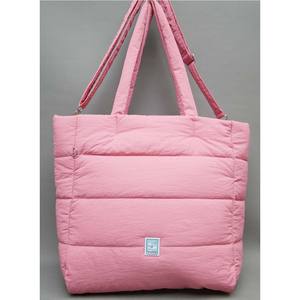 Service de développement de conception de sacs souples en nylon personnalisés OEM, création de sacs fourre-tout gonflés personnalisés pour les solutions de mode féminine - Product Image 2