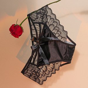 Braguitas de encaje negras para mujer al por mayor, con tiras cruzadas y lazo decorativo, de malla transparente, sexys, transpirables, de talle medio, color liso - Product Image 4