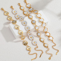 Bracelet KAMMY personnalisé en acier inoxydable plaqué or 18 carats, tendance vintage, avec perle de coquillage blanche de qualité AA et breloque fleur sertie.