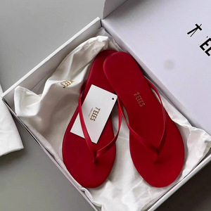 Nouvelles tongs pour femmes 2026, vente <span class=keywords><strong>en</strong></span> gros, à la mode, à fines brides, <span class=keywords><strong>en</strong></span> <span class=keywords><strong>cuir</strong></span> PU, confortables, plates, avec semelle <span class=keywords><strong>en</strong></span> caoutchouc - Product Image 1